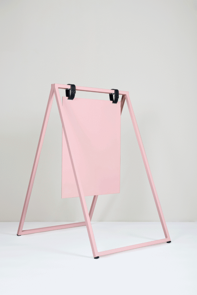 Het roze stoepbord dat met bestickering naar keuze perfect past! 